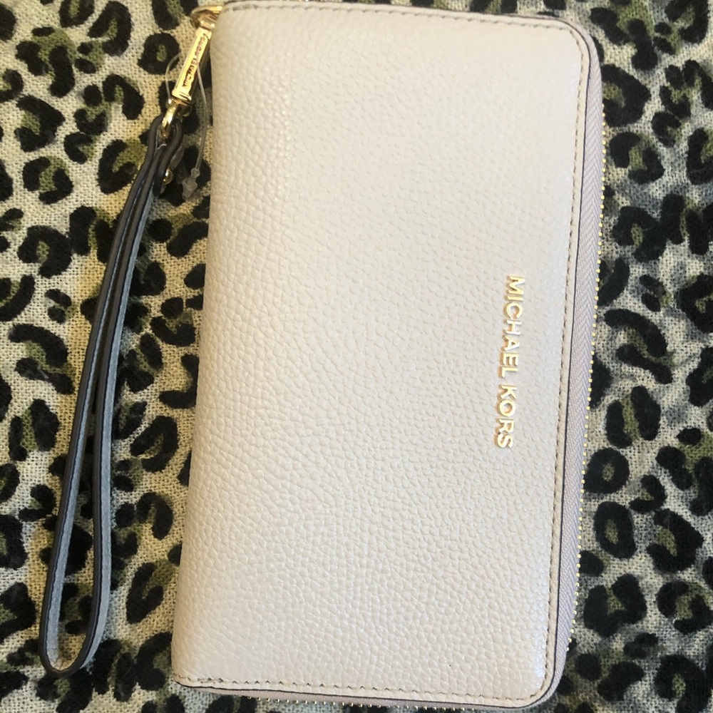 🗣SALE💥 Michael Kors beige wallet 🌸